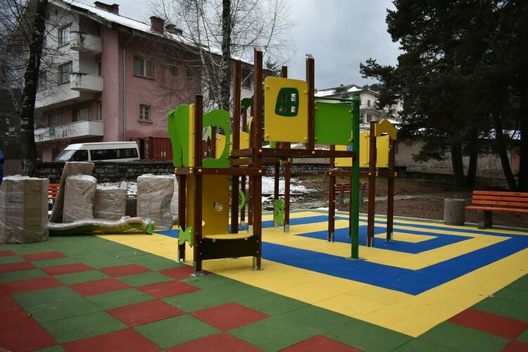 Градският парк в Чепеларе на финала, доставиха детски пързалки и катерушки