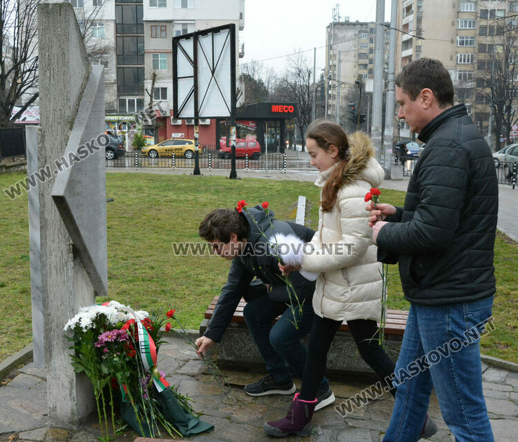 Поклонение пред паметта на жертвите на комунистическия режим