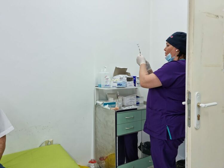 Около 400 души са ваксинирани срещу коронавирус за месец в Асеновград 