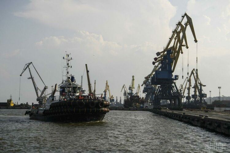 Кораб с 2500 тона метал от Азовстал отплава от Мариупол