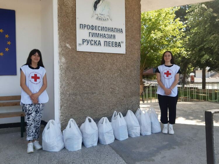 Доброволци на БМЧК с помощ за деца в риск в Джебел