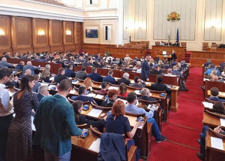 Парламентът освободи от акциз тока, втечнения нефтен газ и природния газ до 30 юни 2025 г.