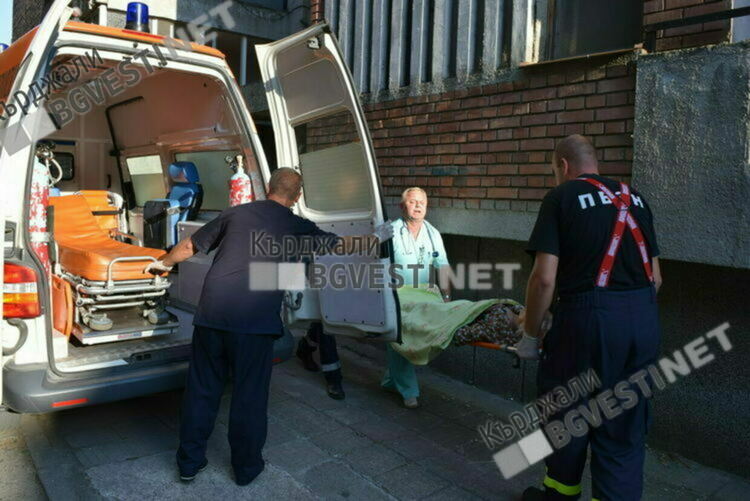 Пожарникари помогнаха на спешни медици за транспортиране на пациент