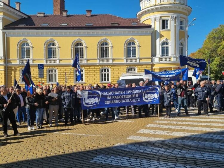 Спешни медици блокираха движението пред парламента