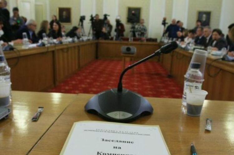 Минималната работна заплата да стане 770 лв., но не сега