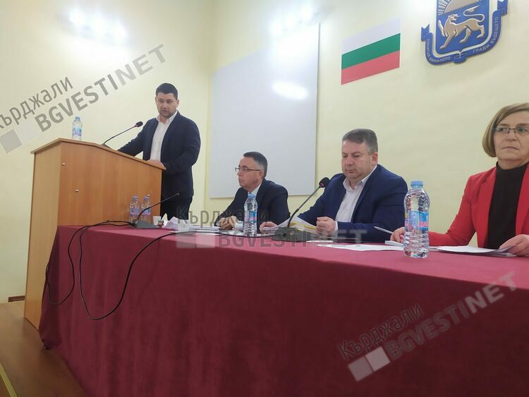 ГЕРБ поиска „кърваво писмо“ до спортното министерство за още пари за нова спортна зала, кметът праща три депеши още днес