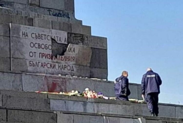 Възрастен мъж потроши с чук плочата на Паметника на Съветската армия