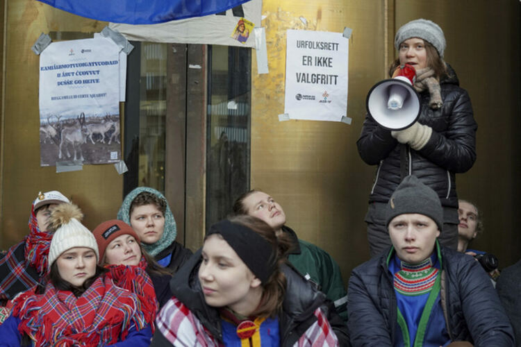 Протестиращи начело с Грета Тунберг блокираха входа на норвежкото министерство на енергетиката