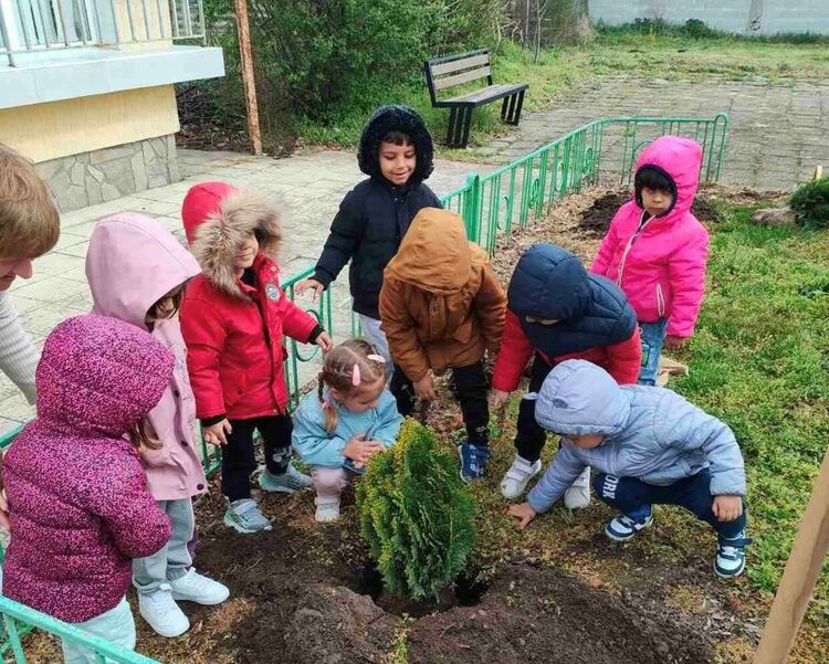 Деца и лесовъди разкрасиха Детска градина "Пролет"