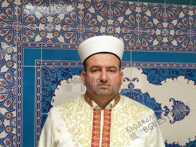 Поредица от ифтари за Рамазана в Кърджали, канят кмета и отец Петър в новата джамия