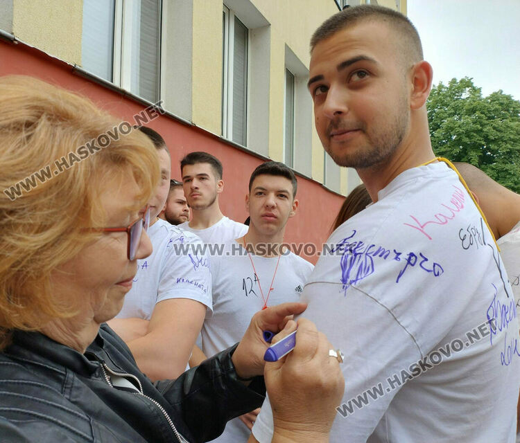 С послания за успехи ПГТ "Ал. Паскалев" изпрати своите зрелостници