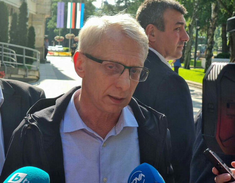Денков покани Радев да обясни изказването си за снарядите за Украйна