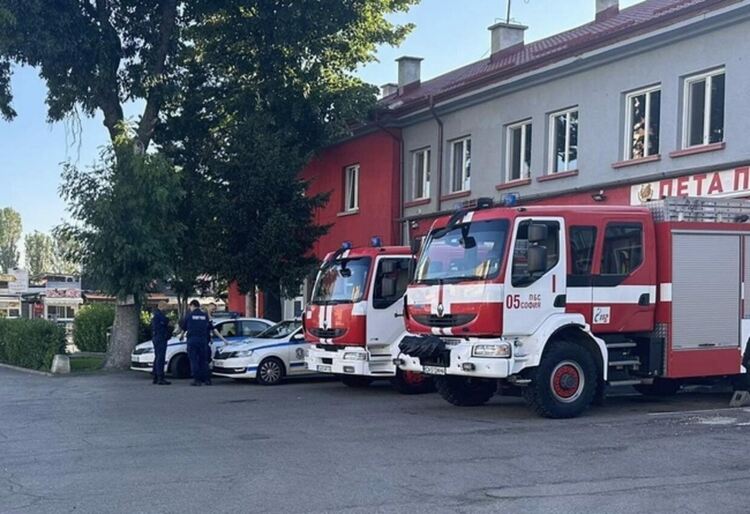 Полицаи и пожарникари на символичен протест