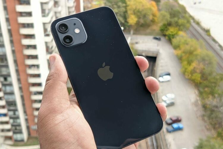 Франция спира продажбите на iPhone 12 заради нивата на радиация