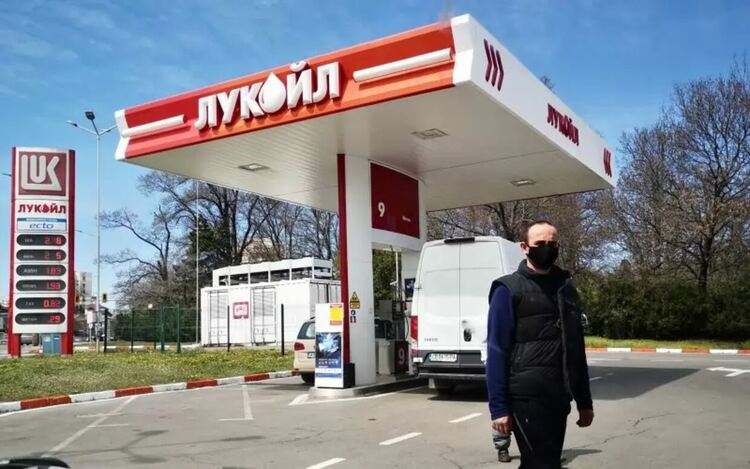 България е „държавата на „Лукойл“, критикуват експерти