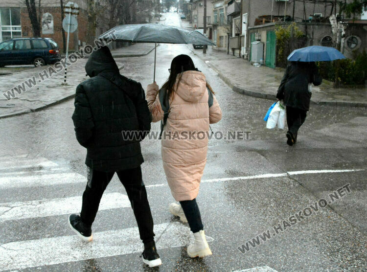 Жълт код за валежи в 7 общини от областта