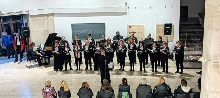 Хор „Родна песен“ с наградата за най-добро изпълнение на произведение от Петко Стайнов на фестивала в Казанлък