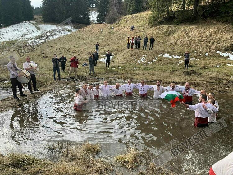 Мъжко хоро за Йордановден в река Большенска недалеч от Момчиловци