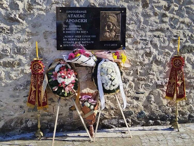 Златоградчани почетоха паметта на отец Атанас Аролски, открит беше барелеф