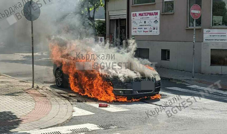 "Ауди" се запали по време на движение в Кърджали