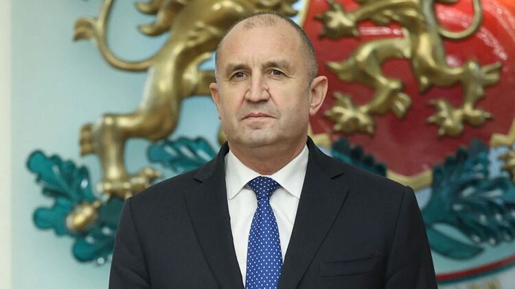 Румен Радев  връчва мандата на  ГЕРБ-СДС