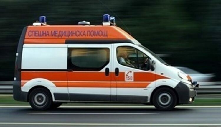Мъжът, пострадал вчера след взрив в дома си в пернишкия квартал Рудничар, е настанен в софийска болница с изгаряния и опасност за живота