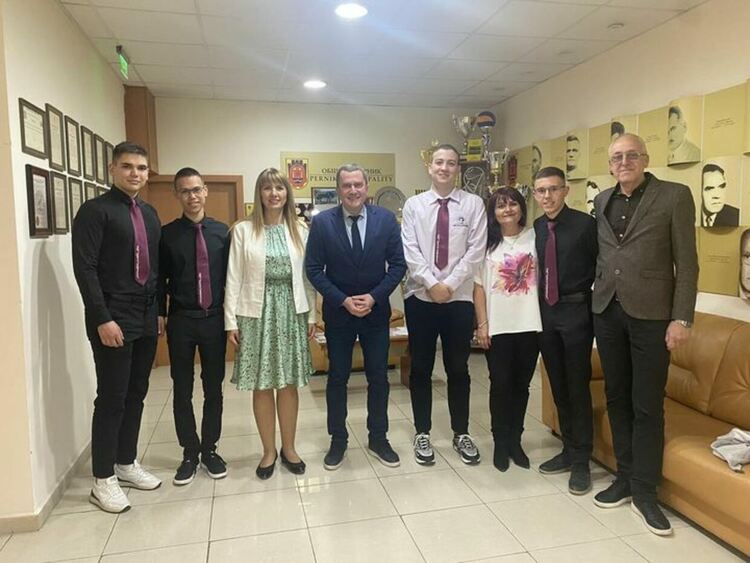 Кметът на община Перник, Станислав Владимиров, се срещна с победителите от националните кръгове на олимпиадите по статистика, география и икономика, възпитаници на ПМГ „Христо Смирненски“