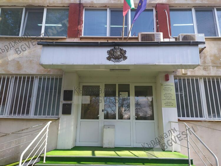 Районна прокуратура – Кърджали привлече като обвиняем и задържа 51-годишен мъж за кражба на 12 000 лева и 200 евро от лек автомобил