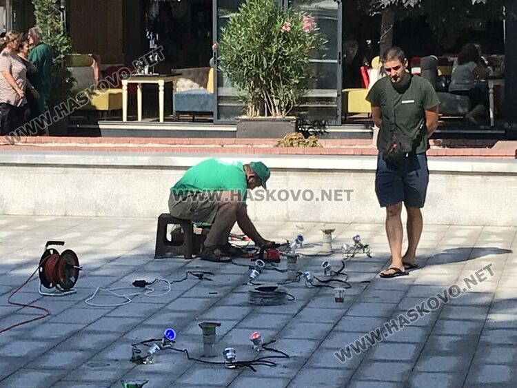 Текат последни приготовления за пускането на шадравана на пл. „Свобода“