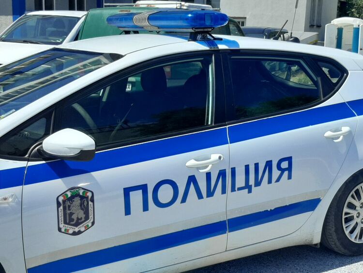 Пиян и неправоспособен шофьор заби колата си в паркиран автомобил 