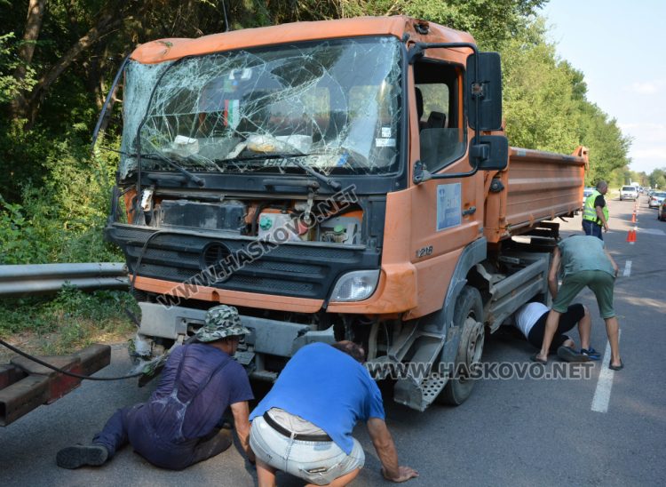 Камион на ВиК-Хасково се преобърна недалеч от Клокотница