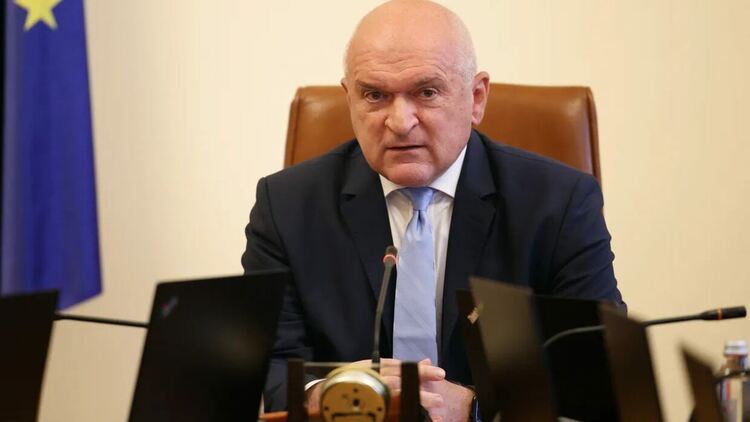 Главчев отново промени позицията си дали иска да остане служебен премиер и уволни министри