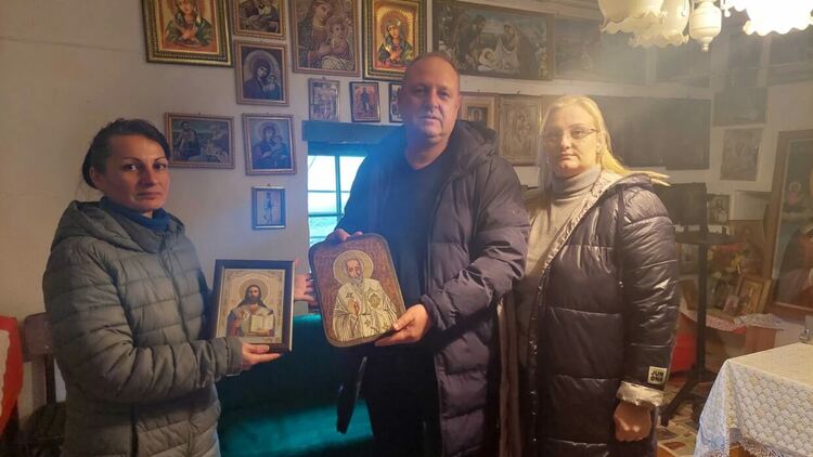 Кметът на Първомай подари три икони на храмове, носещи името на Св. Николай