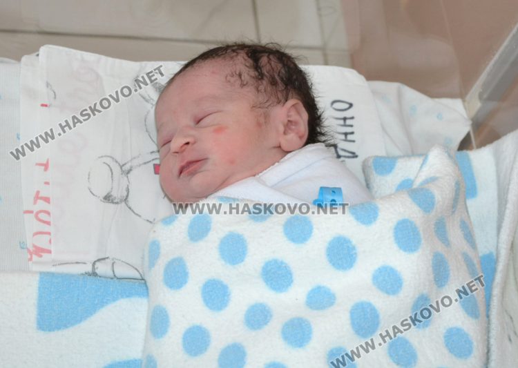 16-годишна роди първото бебе за 2025-а в Хасково