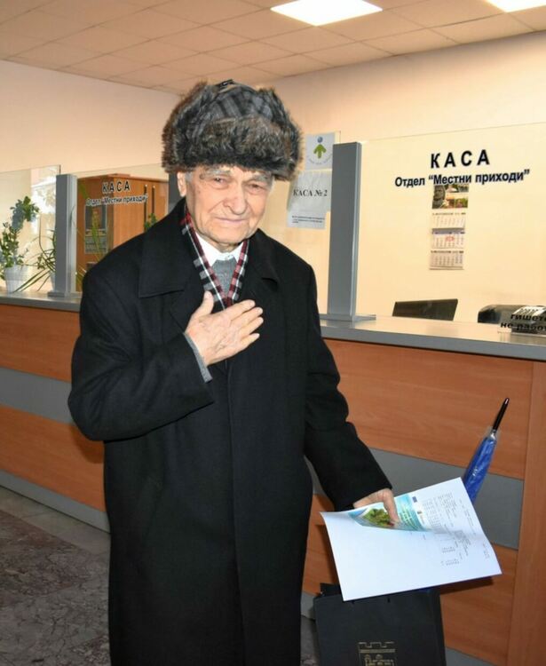 91-годишен асеновградчанин пръв плати данъците си за 2025 г.