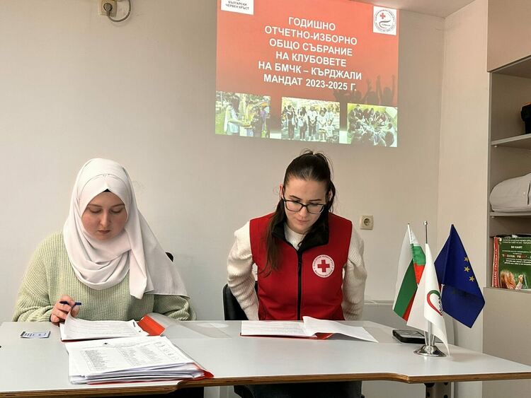 Доброволците от БМЧК обучават първокласници по програмата „Хелфи“ в СУ „Отец Паисий“