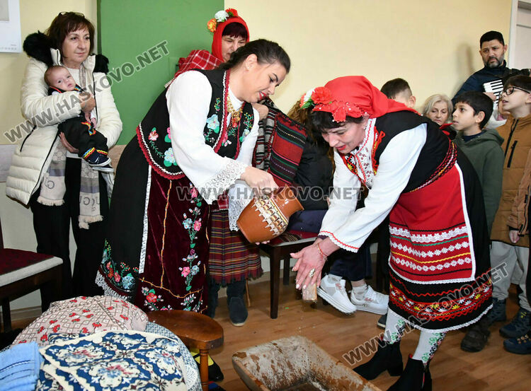 Баби пожелаха на изродено от тях детенце здраве и успехи в живота