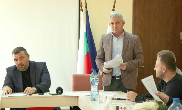 Насрочената от Екрем Юзеир сесия се проведе, Мехмед Лятиф я обяви за незаконна