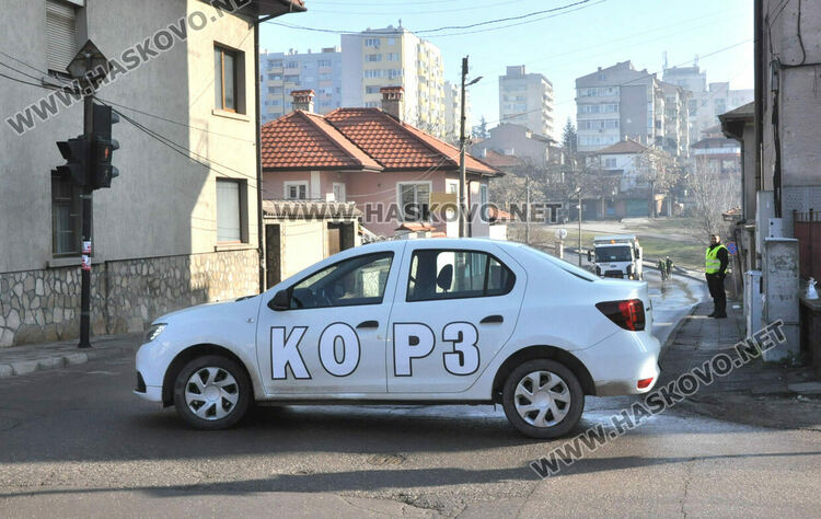 Временно затвориха ул. „Дунав“, за да измият стръмния участък