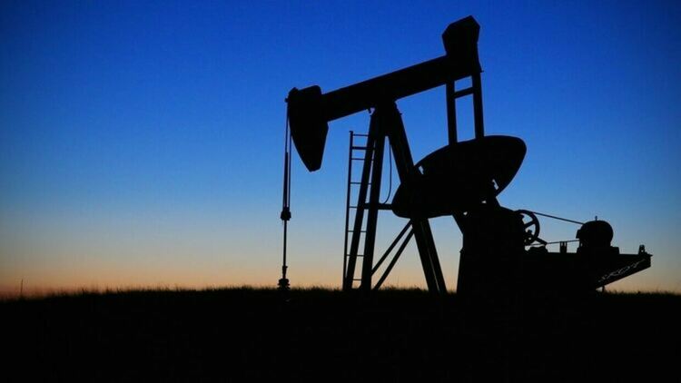 Цените на петрола се сринаха в азиатската търговия, след като американските мита върху вноса от Китай влязоха в сила