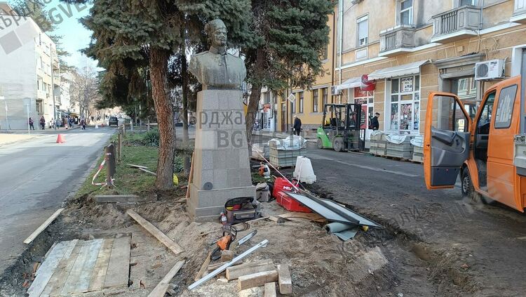 Кипи ремонт около паметника на Капитан Петко войвода в Кърджали, предстои асфалтиране на бул.”Тракия”