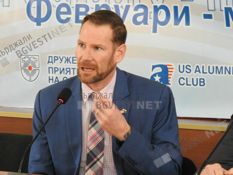 Американски дипломат разказа за професията си на ученици в Кърджали, те го питаха как да следват в щатски университети