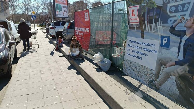 Не само хипермаркетите в Кърджали,  но и просяците са доволни от  обявените за бойкот четвъртъци