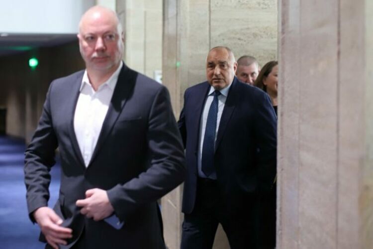 Почти половината българи предпочитат сегашното правителство пред нови избори