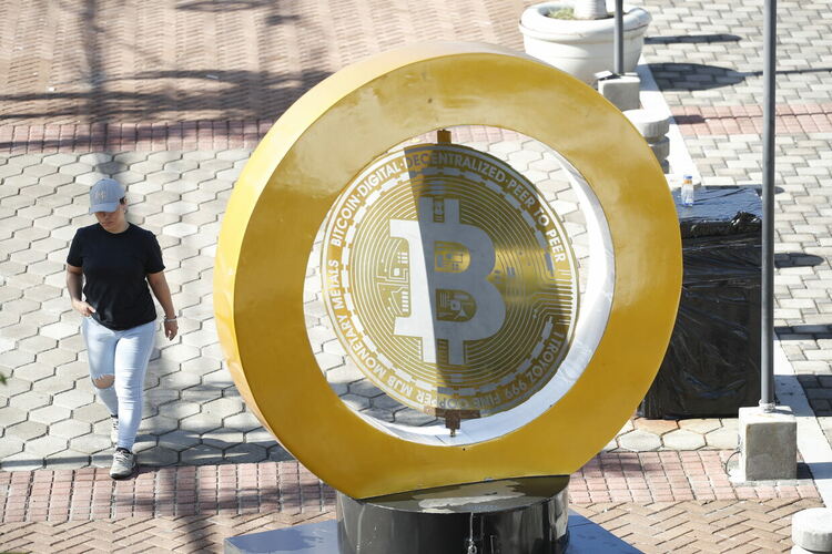 Биткойнът на косъм от $100 000