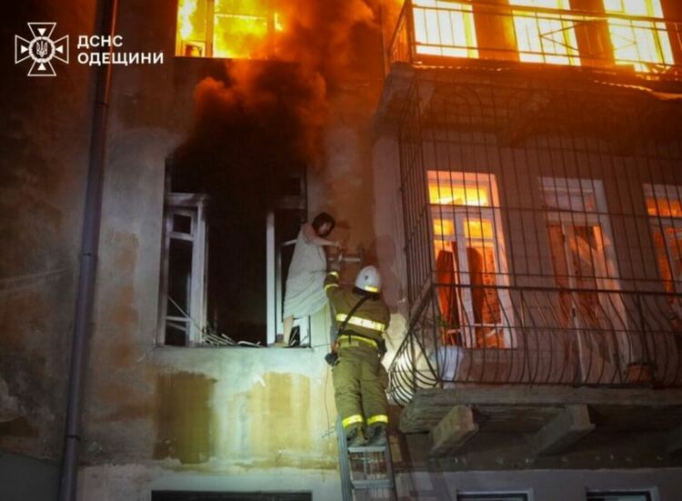 Русия удари Одеса, има пострадали, разрушения и пожари