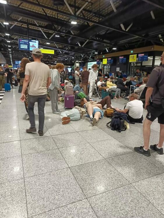 Украинските дронове доведоха до пълен колапс основните летища в Русия