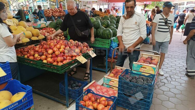 Гръцки праскови заляха Пазара на производителите в Кърджали, българските липсват