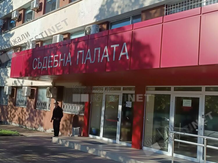 Майки от Кърджали съдят полицията за това , че е заловила непълнолетните им дъщери без придружител в нощни клубове