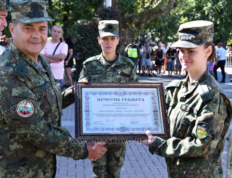 В Хасково посрещнаха тържествено над 100 военнослужещи от мисия в Косово